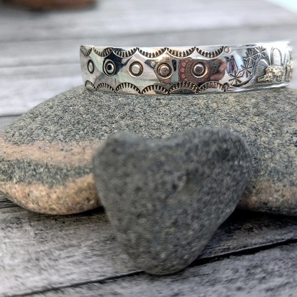 Vintage Navajo Signed Sterling & 12k Gold Storyteller Cuff Bracelet - Picture 3 of 10